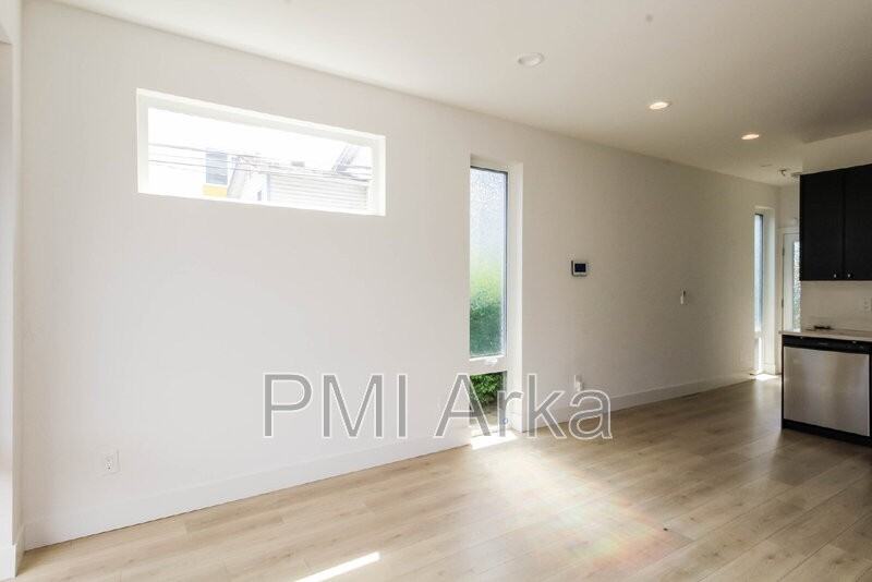 909 28th Ave S #C - Photo 2 of 17