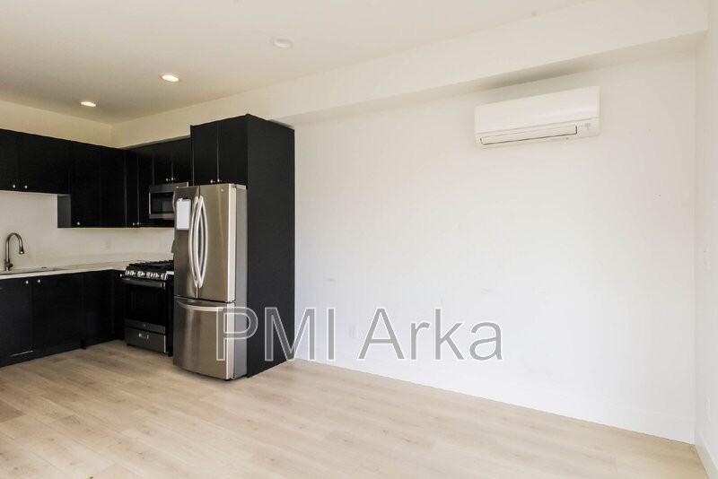 909 28th Ave S #C - Photo 3 of 17