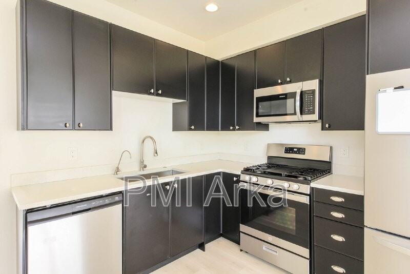 909 28th Ave S #C - Photo 4 of 17