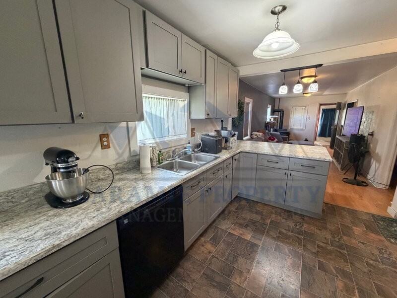 811 S 23rd St - Photo 6 of 21