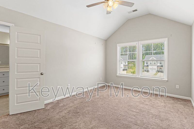 1058 Linsmore Ave - Photo 5 of 11