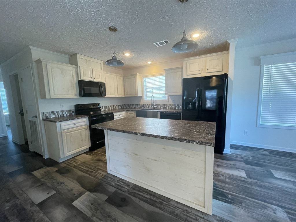 22 Sutter Ct - Photo 3 of 25