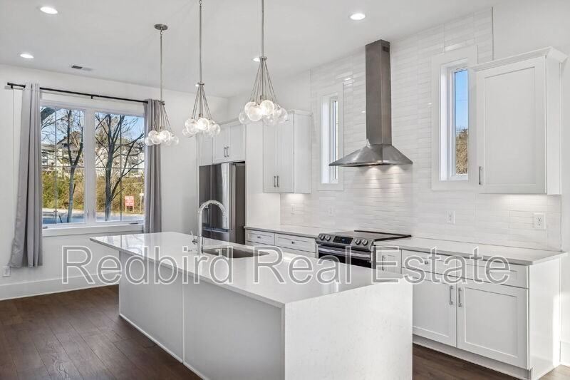 2050 Mckinley St - Photo 6 of 36