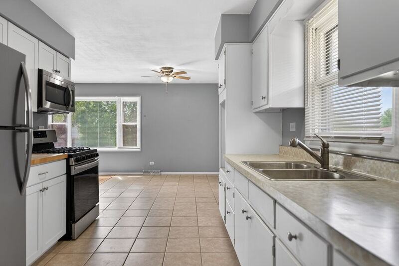 5870 Garrett Ln - Photo 5 of 11