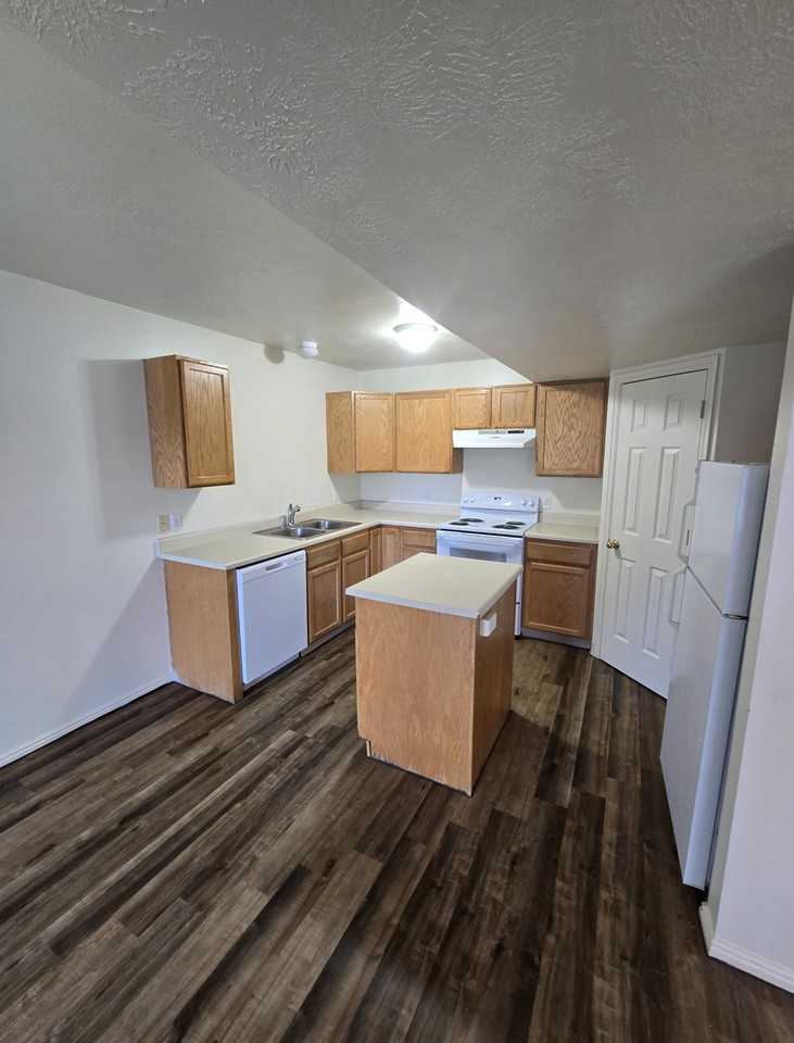 593 Sw - Photo 2 of 11