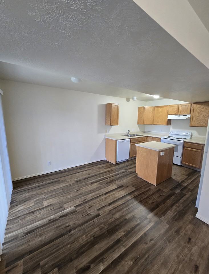 593 Sw - Photo 3 of 11