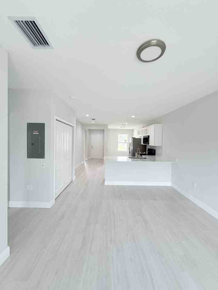 11223 Pendleton Ave - Photo 4 of 7