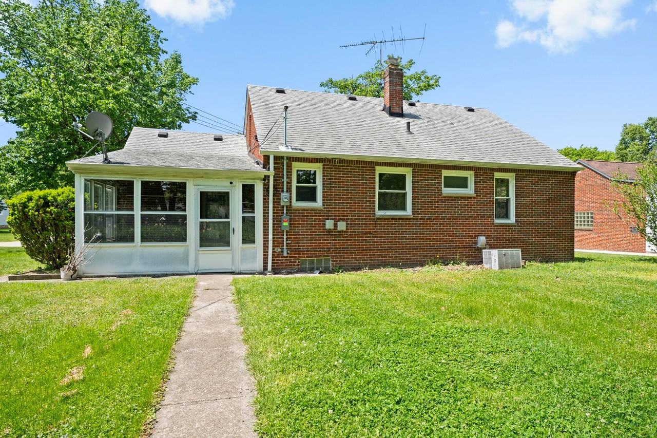 1807 Skyline Dr - Photo 3 of 26