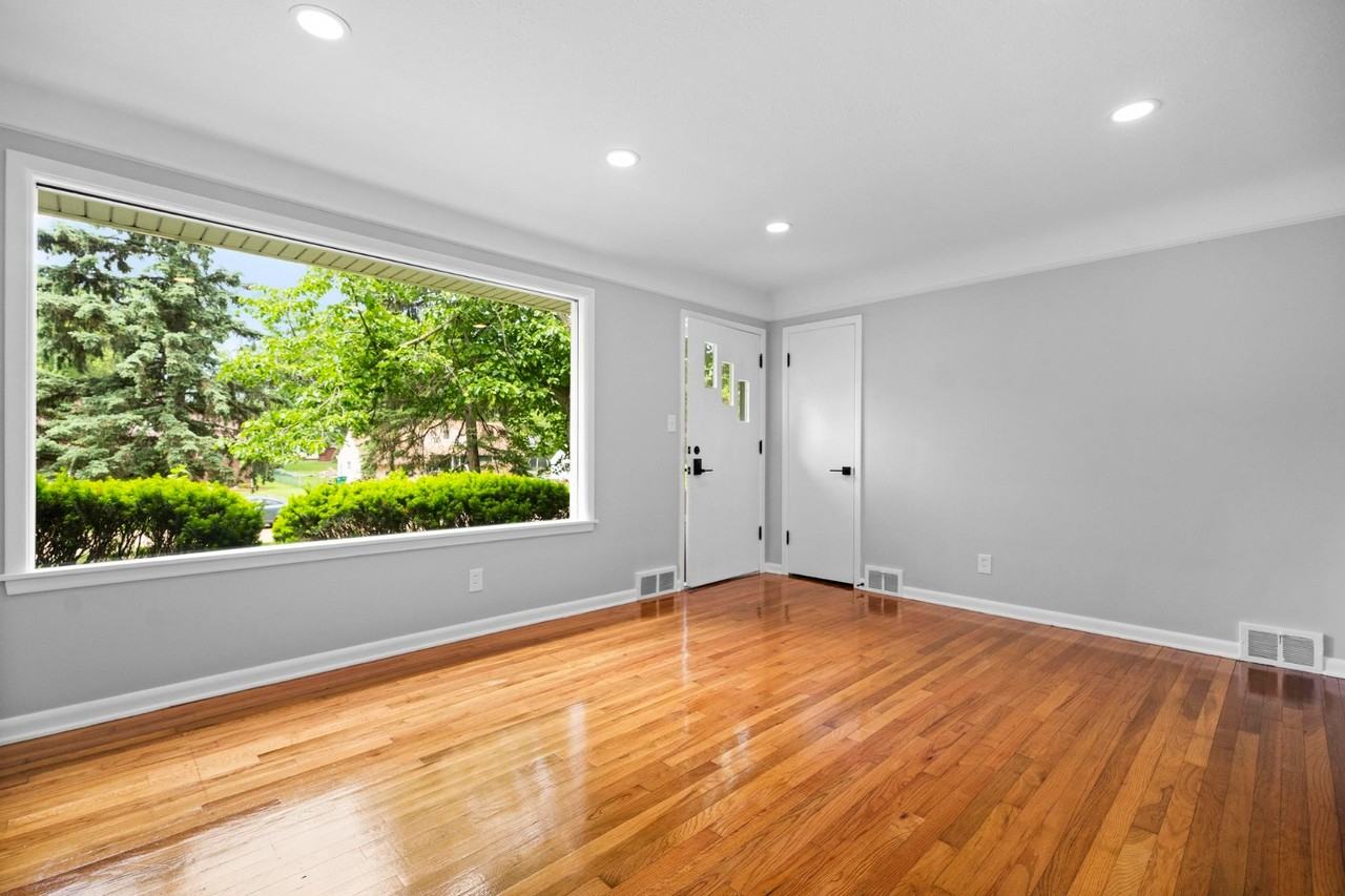 1807 Skyline Dr - Photo 4 of 26