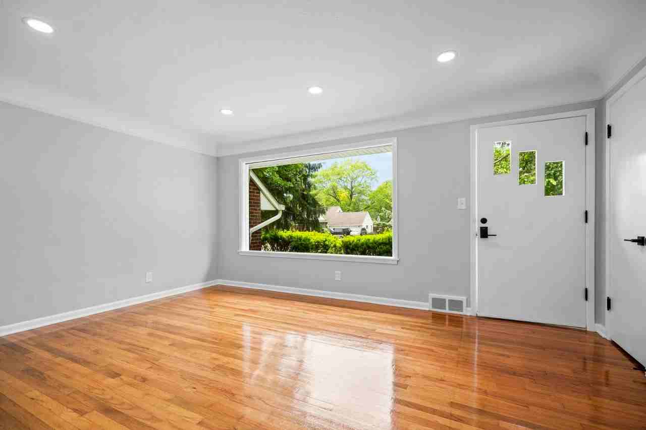 1807 Skyline Dr - Photo 5 of 26