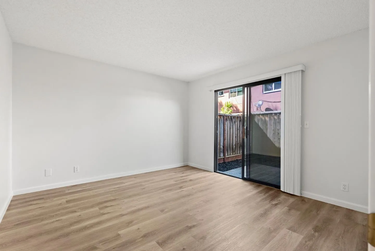 1376 Palm St - Photo 4 of 30