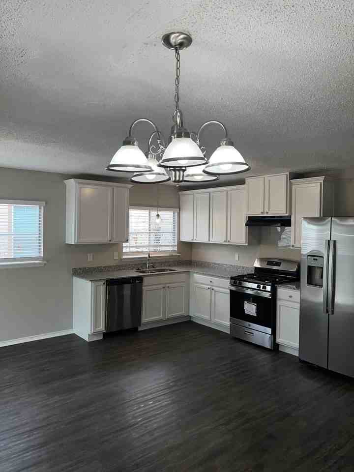 2911 Lakebriar St - Photo 4 of 20