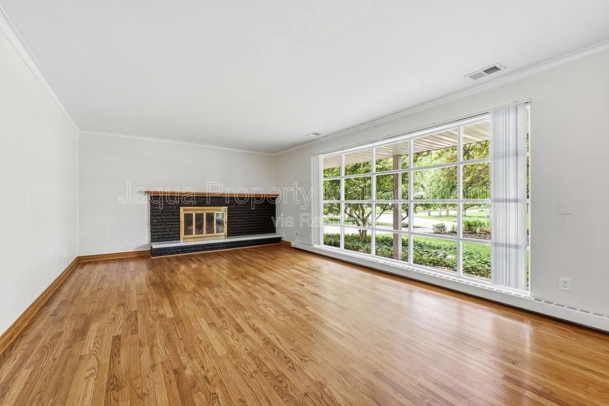 4420 Croyden Ave - Photo 3 of 10
