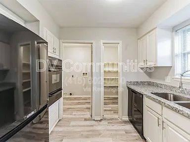 700 Meadowglen Dr - Photo 2 of 10