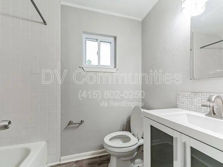 700 Meadowglen Dr - Photo 3 of 10