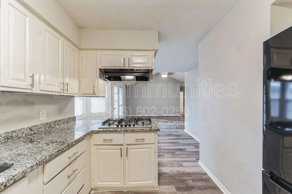 700 Meadowglen Dr - Photo 4 of 10