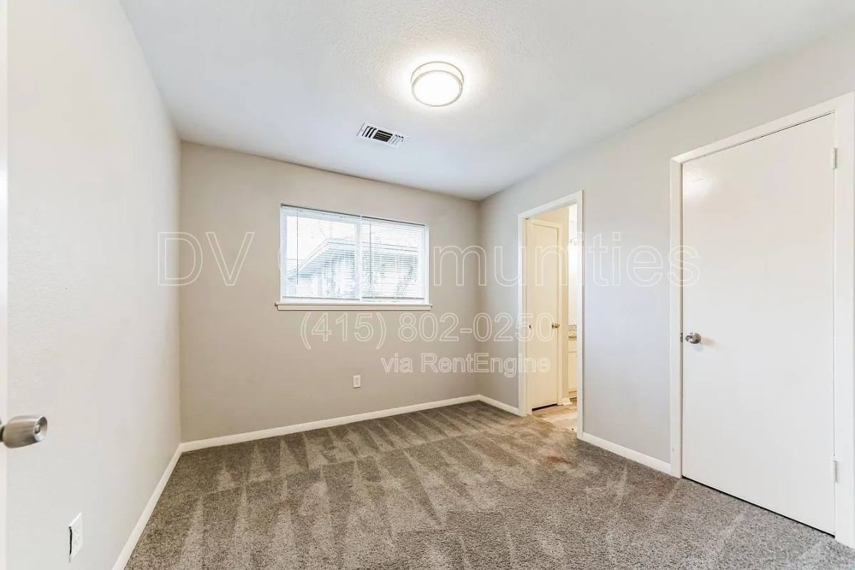 700 Meadowglen Dr - Photo 5 of 10