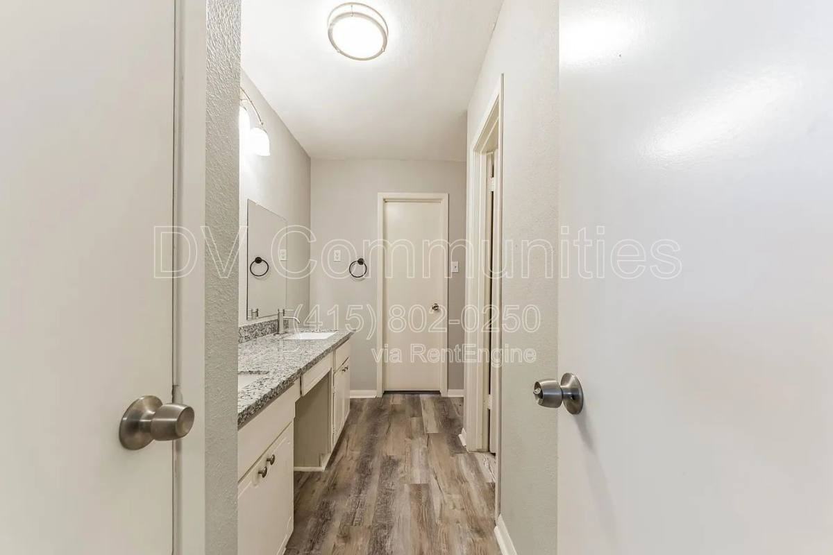 700 Meadowglen Dr - Photo 6 of 10