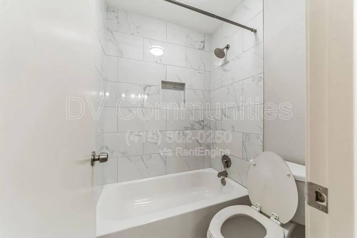 700 Meadowglen Dr - Photo 7 of 10