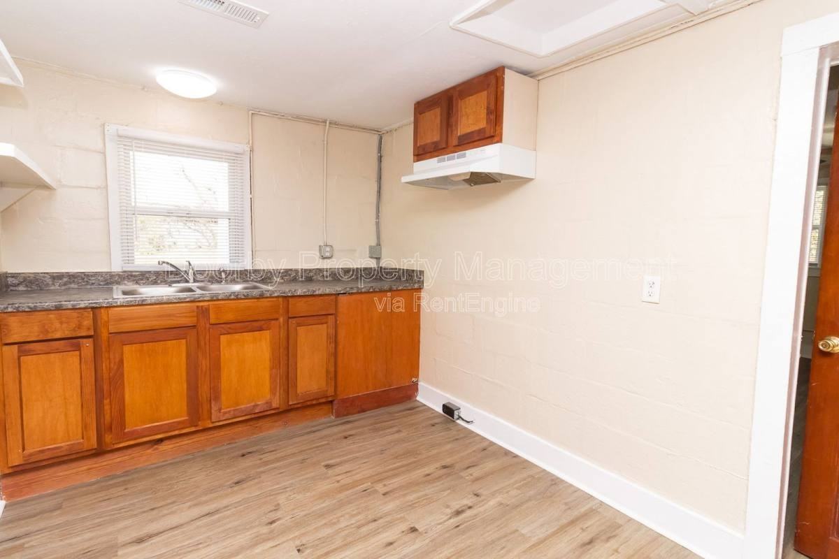 1422 Wilson Rd - Photo 4 of 10