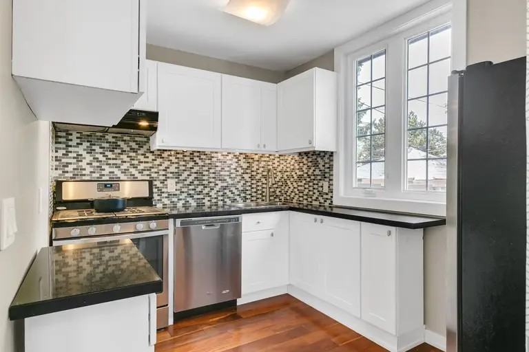 599 Royal York Rd - Photo 7 of 24