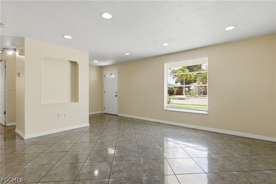 4425 N Canal Cir - Photo 3 of 16