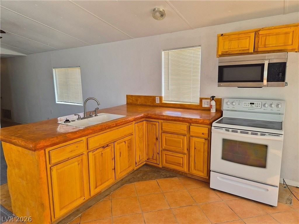 950 Black St - Photo 3 of 11