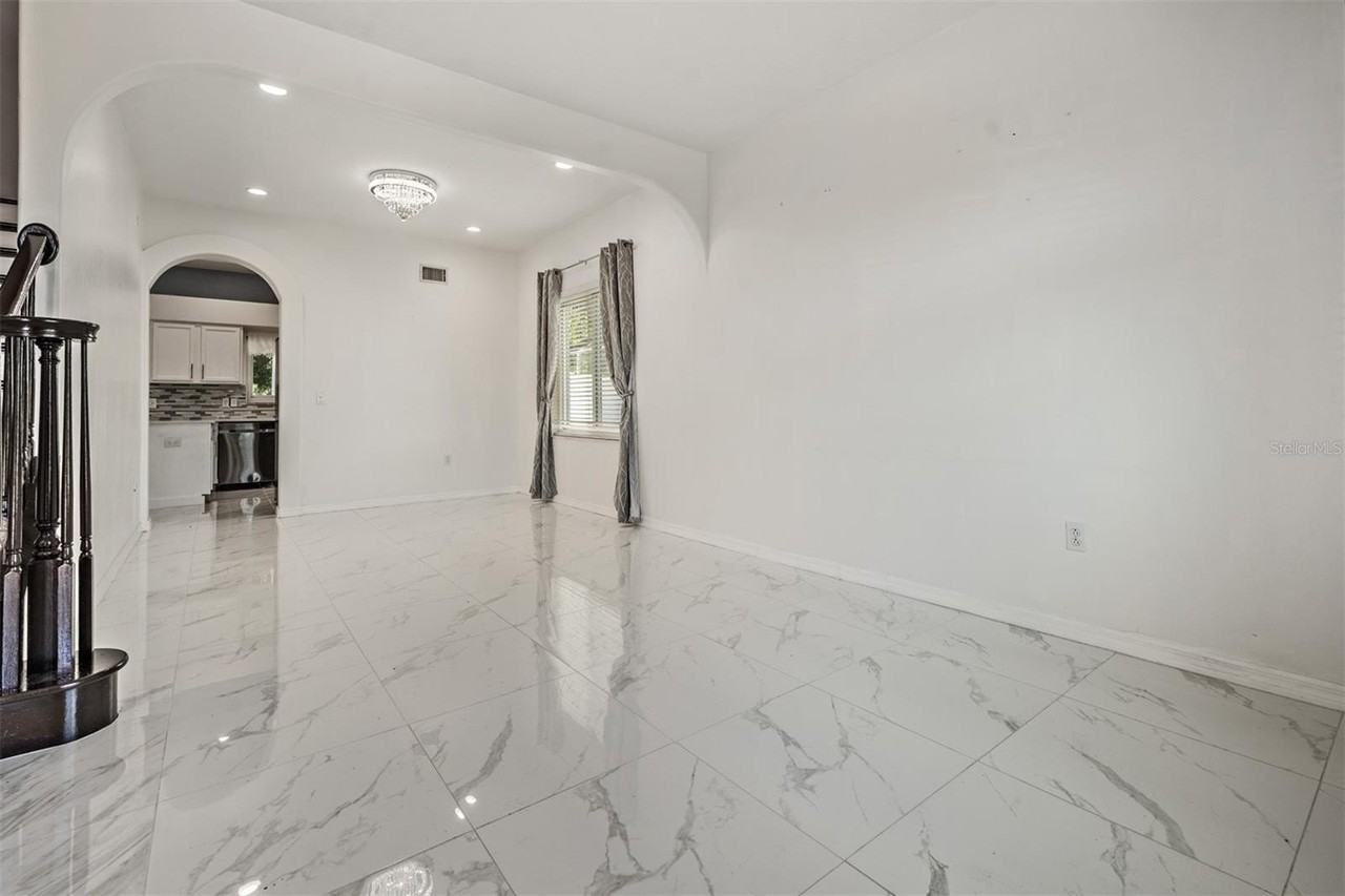 380 Rosalind Ln - Photo 4 of 50