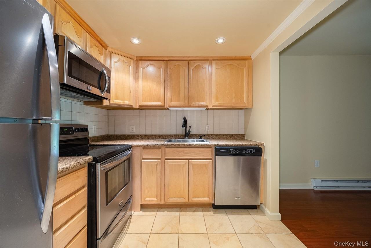 19 Scarborough Ln #A - Photo 3 of 24