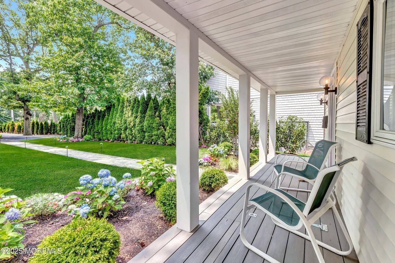 637 Beacon Blvd - Photo 4 of 27