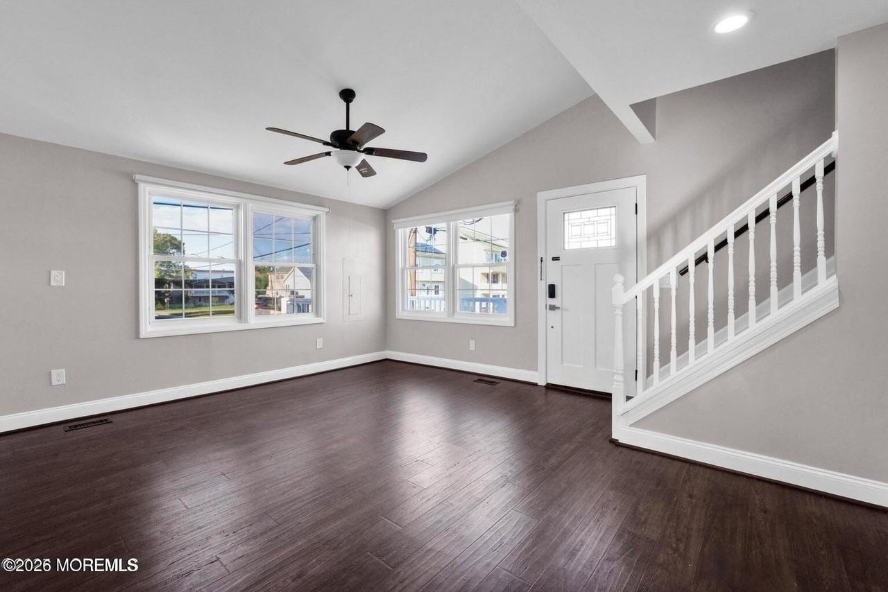 401 Spruce St - Photo 5 of 30