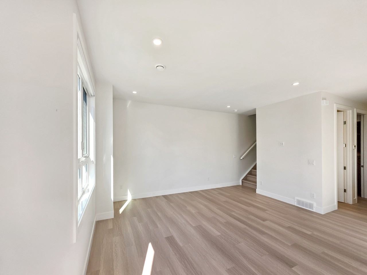 7412 34 Avenue NW, Calgary, AB - Photo 7 of 18