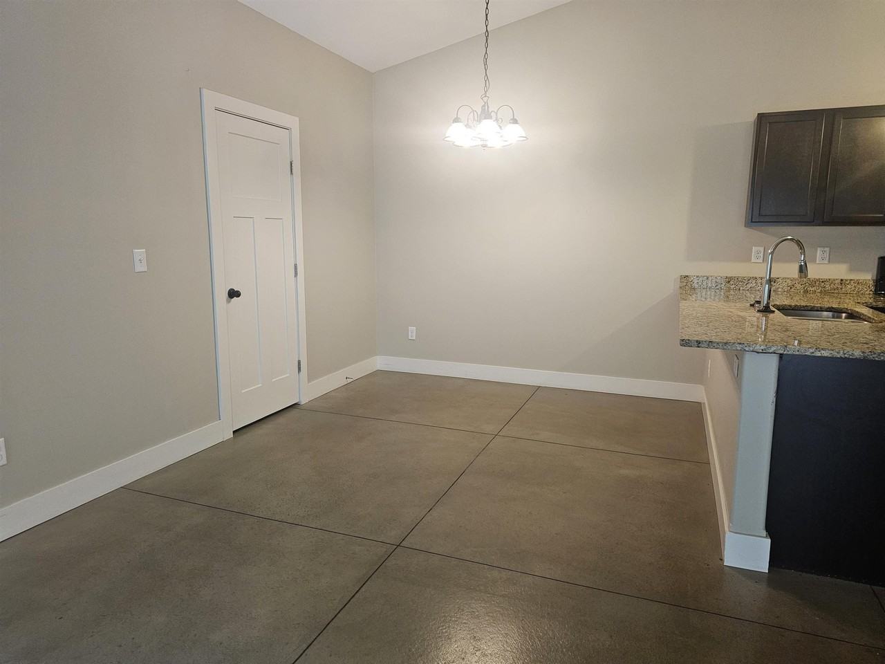 6426 S Vassar Ave - Photo 5 of 16