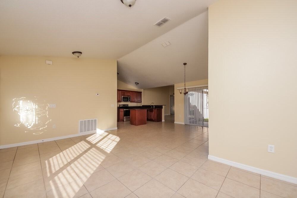 905 Derbyshire Dr - Photo 3 of 14