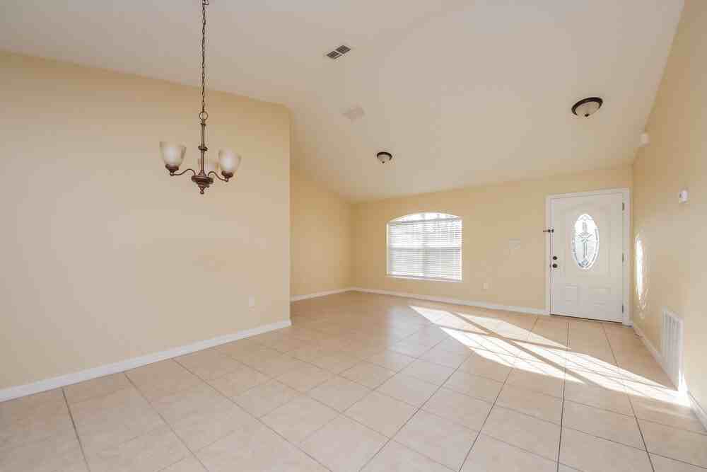905 Derbyshire Dr - Photo 4 of 14