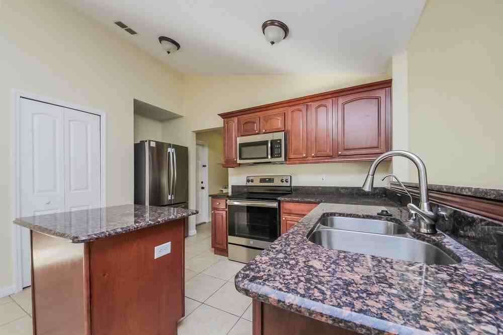 905 Derbyshire Dr - Photo 5 of 14