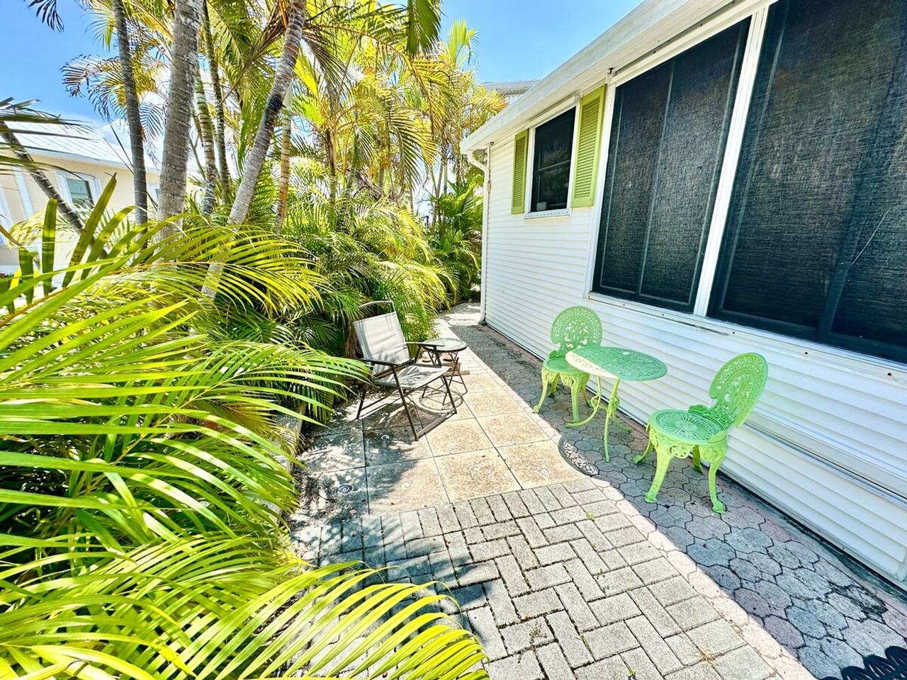 710 Nettles Blvd #1537496P - Photo 4 of 12