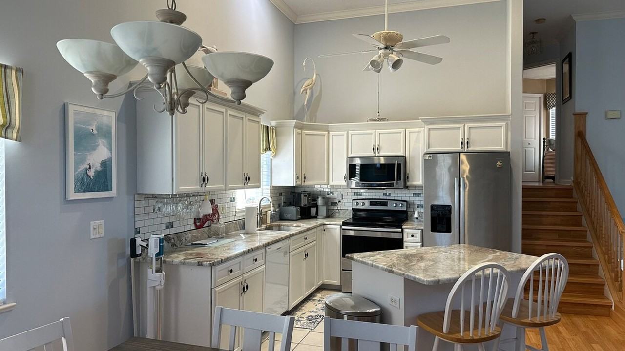1142 Nettles Blvd #1537524P - Photo 4 of 24