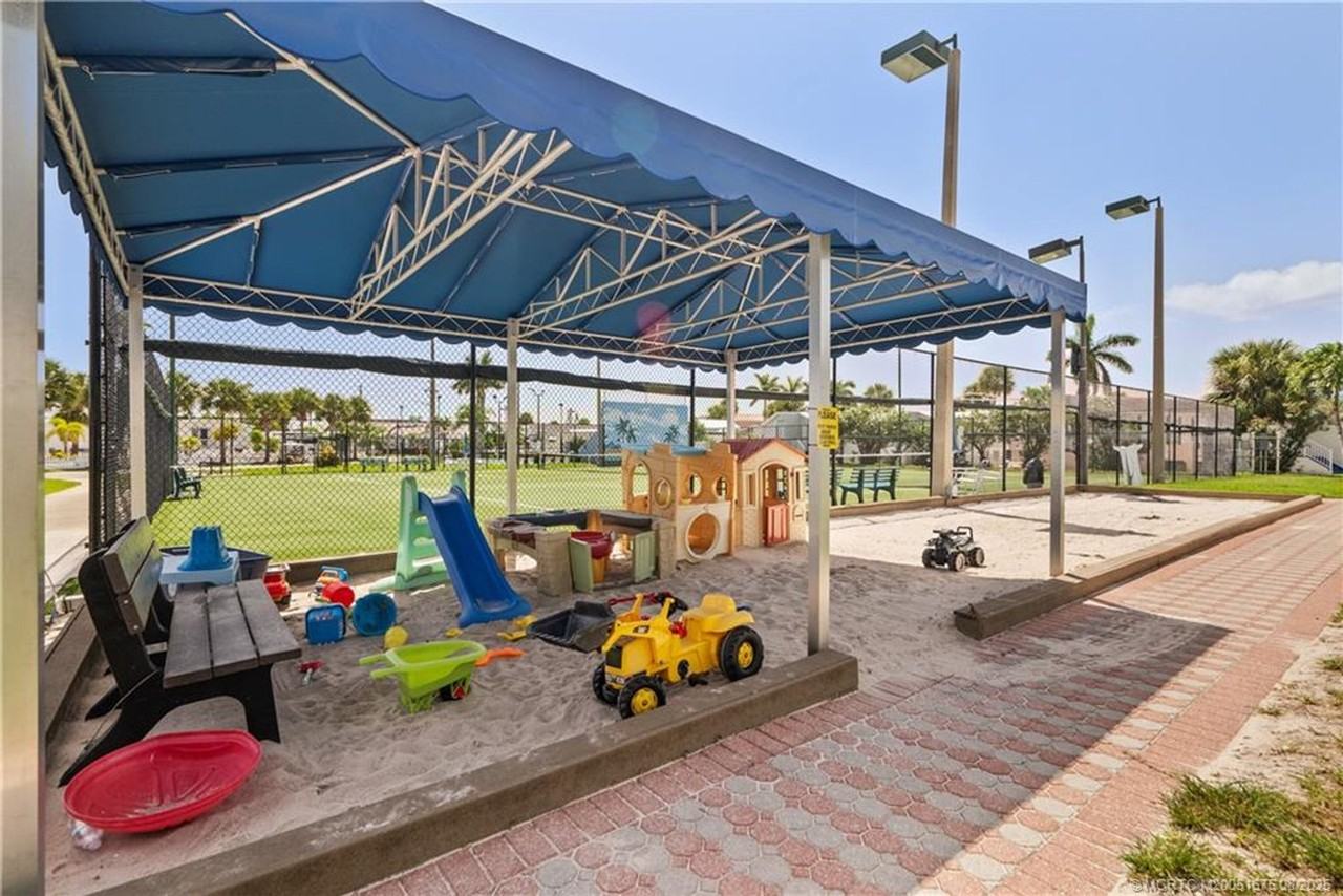 1142 Nettles Blvd #1537524P - Photo 6 of 24