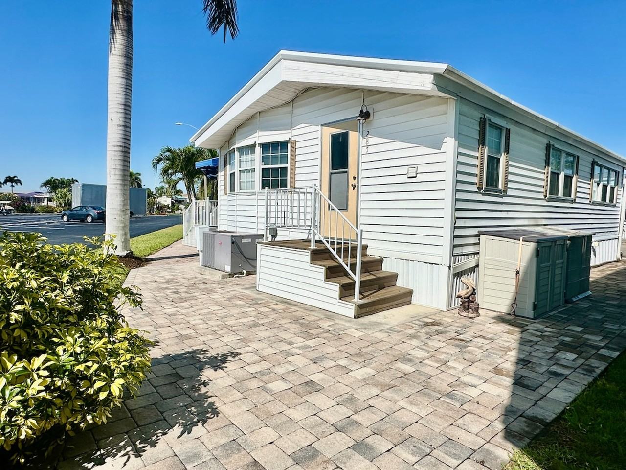 274 Nettles Blvd #1537522P - Photo 4 of 15