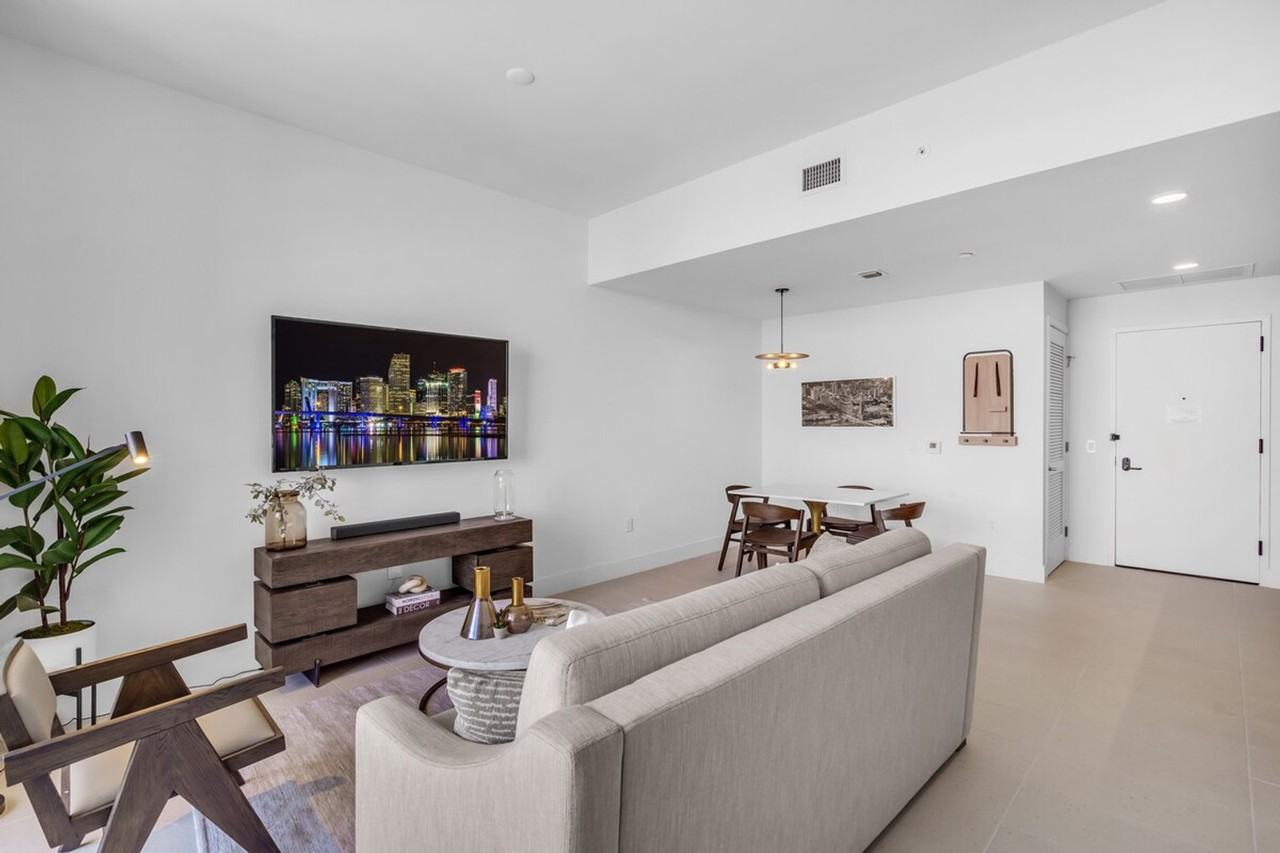 485 Ne 2nd Ave #1540426P - Photo 3 of 33