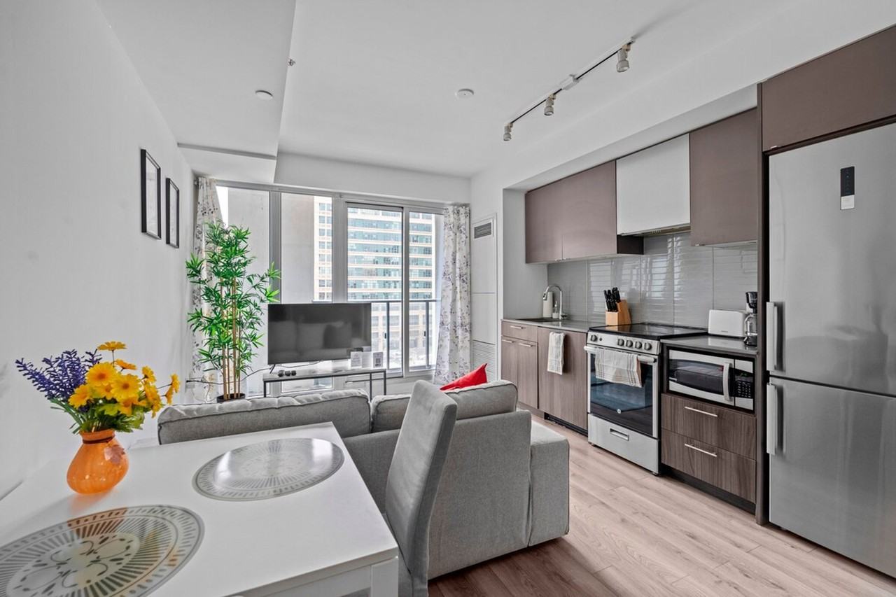 251 Jarvis St #1540713P - Photo 5 of 14