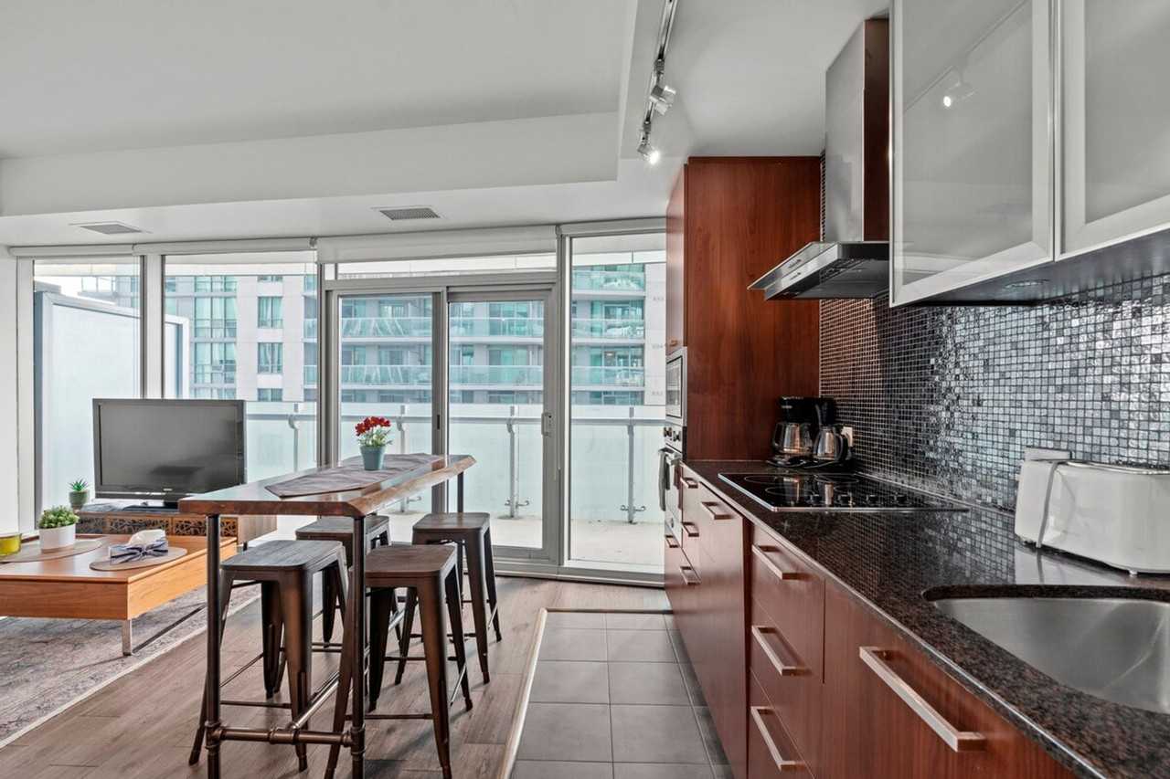 25 Lower Simcoe St #1541554P - Photo 3 of 14
