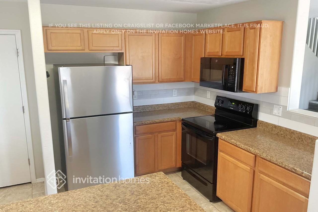 10904 W Minnezona Ave - Photo 3 of 15