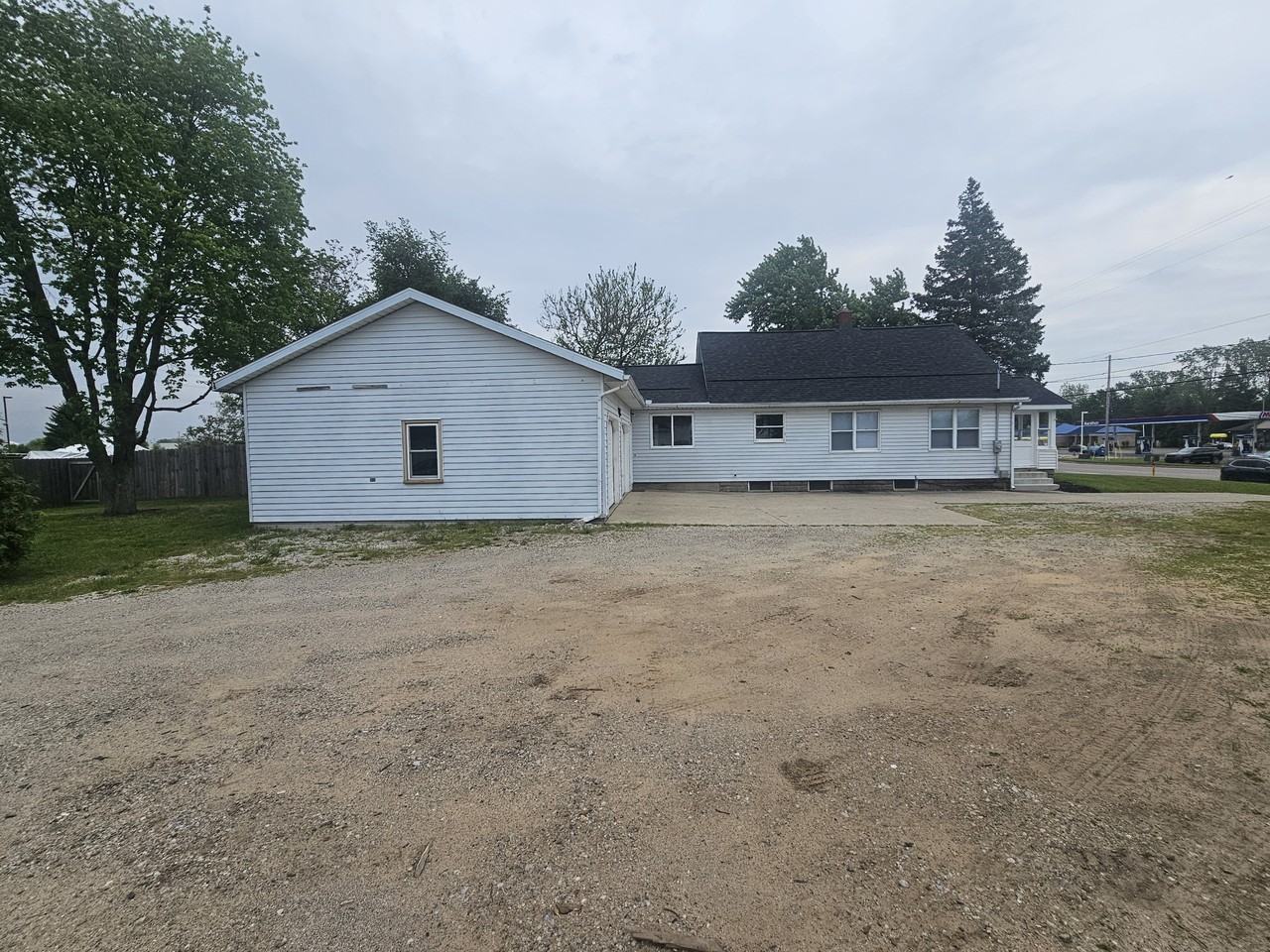 353 E Lakewood Blvd - Photo 2 of 20
