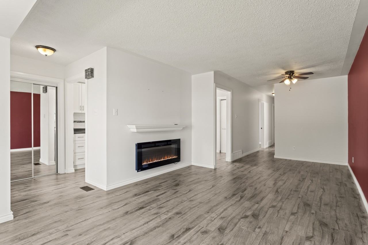 571 Deveron Crescent - Photo 3 of 32