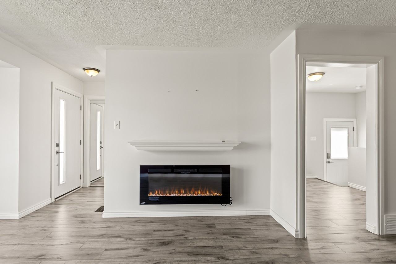571 Deveron Crescent - Photo 4 of 32