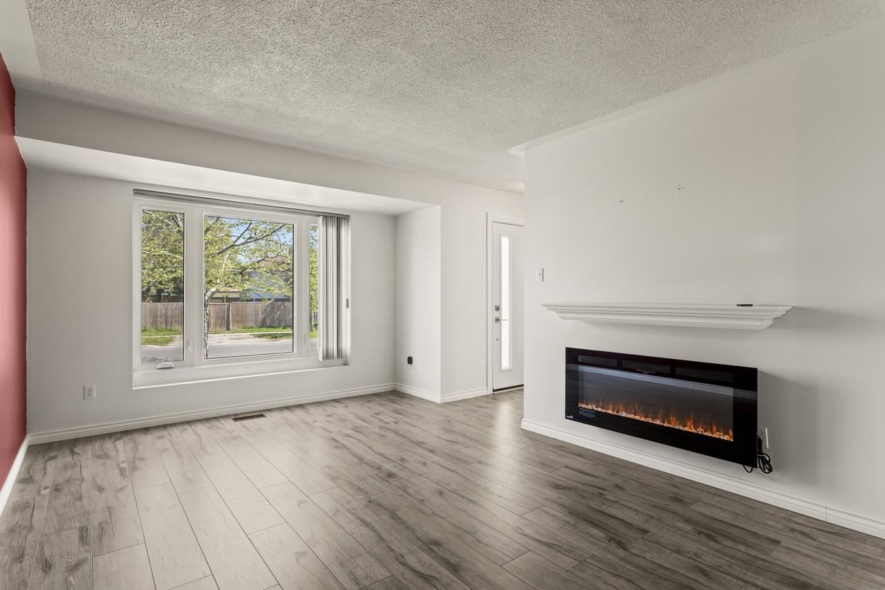 571 Deveron Crescent - Photo 5 of 32
