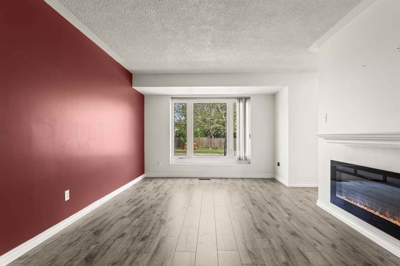 571 Deveron Crescent - Photo 6 of 32
