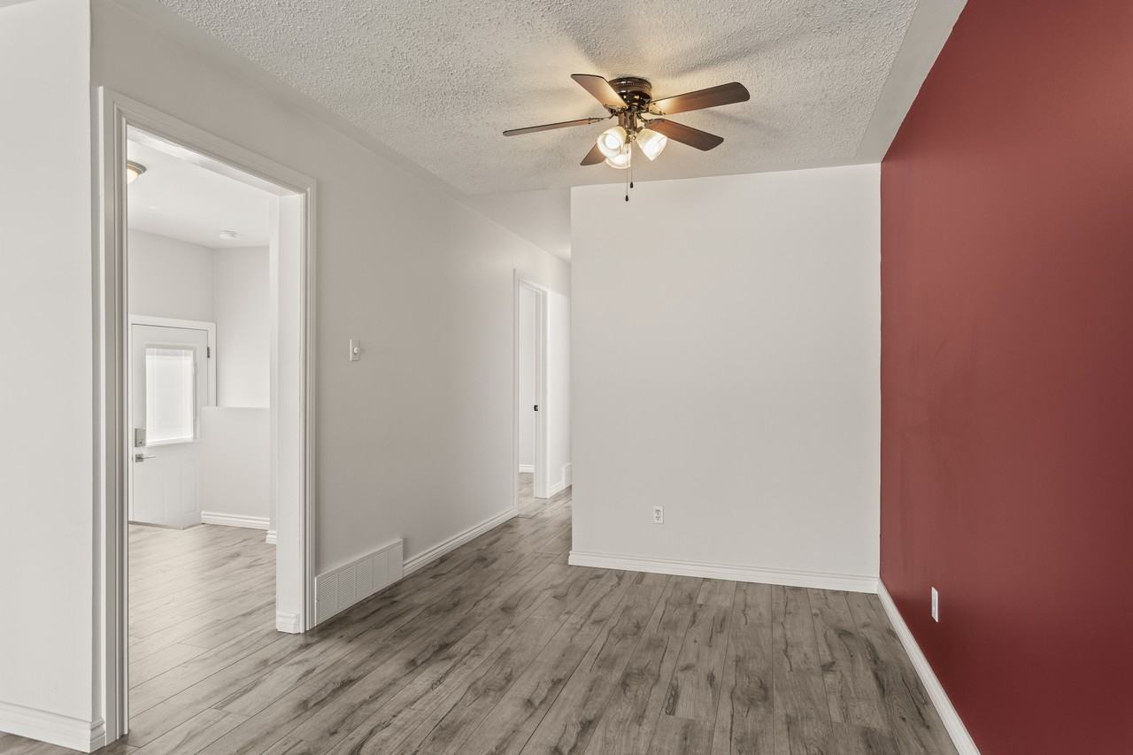 571 Deveron Crescent - Photo 7 of 32